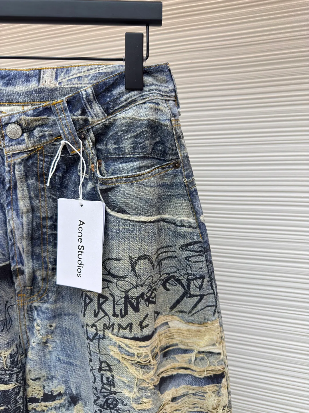 Acne Studios 3D ripped brushed jeans ●Authentic product: Purchased and developed by 4352 ●Item number: 1680159-A75 ●Material: denim ●Technology: brushed ●Version: fitted version ●Weight: about 630 grams ●Size: 42-44-46-48-50-52 ●Description: Only by using brushed non-elastic fabric can the 3D effect be achieved. The difficulty is to correct the printing details eight times before and after, adjust the color six times, and then use laser burning to position and cut. The overall routing is straight and delicate, the fabric is comfortable and soft, and the color is consistent without color difference. It can be matched with the same style to create a fashionable look and control various occasions. Customized accessories, complete three standards, same style for men and women!